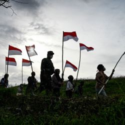 Jóvenes llevan banderas indonesias para conmemorar el 76º Día de la Independencia de Indonesia. | Foto:Chaideer Mahyuddin / AFP