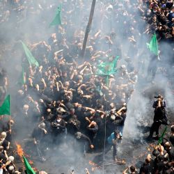 Musulmanes chiítas iraníes e iraquíes participan en un ritual de luto el décimo día del mes de Muharram que marca el apogeo de la Ashura, en la capital iraní, Teherán. | Foto:Stringer / AFP