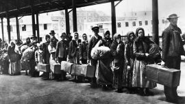 Una masa importante de polacos, estonios y lituanos, que llegaron mezclados con calabreses, sicilianos, gallegos y turcos.