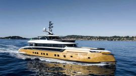 Con 41 metros de eslora, la embarcación no solo destaca por su resplandeciente color, sino que también hay que mencionar su casco de desplazamiento rápido.