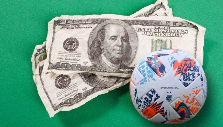El fútbol argentino ofrece contratos en dólares poco tentadores: por eso muchos futbolistas se van, ya no a Inglaterra o España, sino a países vecinos. | COLLAGE DIGITAL: GUSTAVO D’ANDRAIA