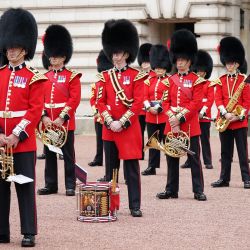 Miembros de la Banda de los Guardias de Coldstream participan en el Cambio de Guardia en la explanada del Palacio de Buckingham, que tiene lugar por primera vez desde el inicio de la pandemia de coronavirus en Londres. | Foto:Yui Mok / POOL / AFP