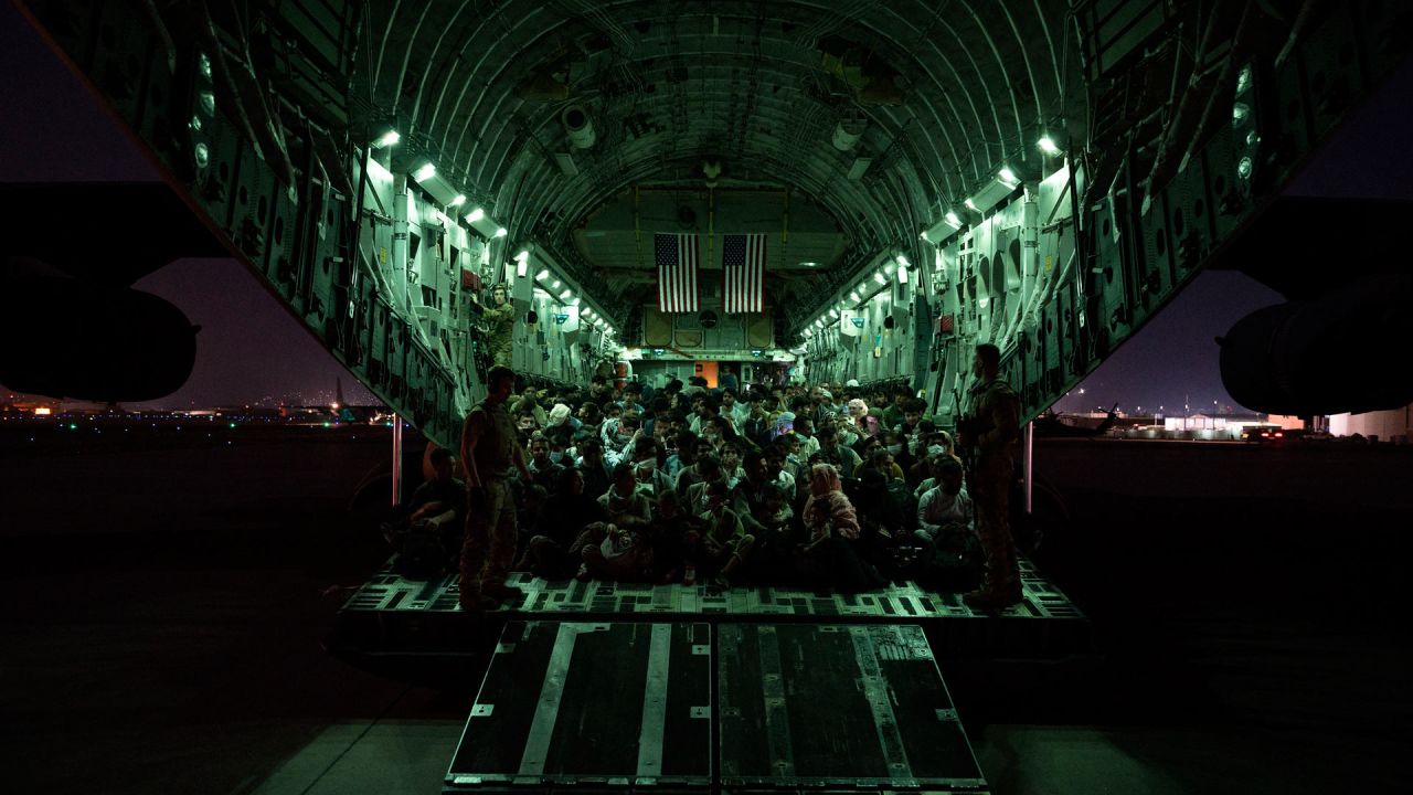 La tripulación de la Fuerza Aérea de los Estados Unidos, asiste a los evacuados calificados a bordo de un avión C-17 Globemaster III, en apoyo de la evacuación de Afganistán en el Aeropuerto Internacional Hamid Karzai, Kabul, Afganistán. | Foto:aylor Crul / US AIR FORCE / AFP