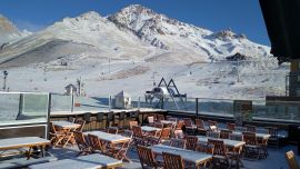 La semana pasada Las Leñas recbió una importante nevada y las autoridades municipales solicitaron abrir el centro del esquí a turistas y locales.