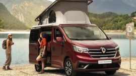 En el interior nos encontramos con dos asientos individuales que se pueden girar hacia adentro.