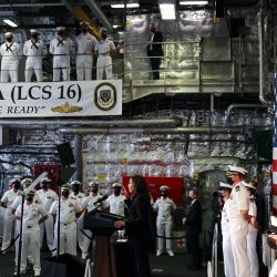 La vicepresidenta estadounidense Kamala Harris habla con las tropas mientras visita el USS Tulsa en Singapur. | Foto:Evelyn Hockstein / POOL / AFP