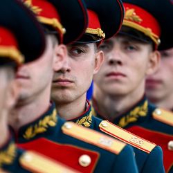 Guardias de honor rusos observan tras la ceremonia de apertura del Foro Internacional Técnico-Militar  | Foto:Kirill Kudryavtsev / AFP