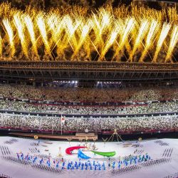 Los fuegos artificiales explotan mientras los artistas bailan durante la ceremonia de apertura de los Juegos Paralímpicos de Tokio 2020 en el Estadio Olímpico de Tokio. | Foto:Charly Triballeau / AFP
