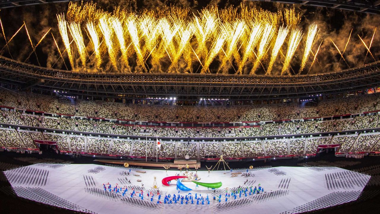 Los fuegos artificiales explotan mientras los artistas bailan durante la ceremonia de apertura de los Juegos Paralímpicos de Tokio 2020 en el Estadio Olímpico de Tokio. | Foto:Charly Triballeau / AFP