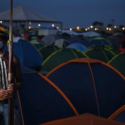 Un miembro de la tribu Pataxo posa para una foto en un campamento de protesta en Brasilia. | Foto:Carl De Souza / AFP