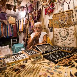 El artesano italiano Antonio Ignomeriello posa en su tienda del mercado nocturno de Las Dalias en San Carlos, en la isla de Ibiza. | Foto:Jaime Reina / AFP