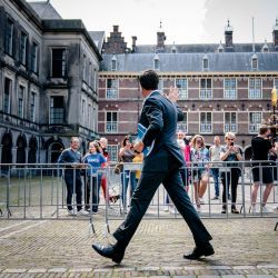 El primer ministro holandés, Mark Rutte, saluda mientras llega a una reunión con la informadora Mariette Hamer sobre la formación del gabinete en La Haya. | Foto:Bart Maat / ANP / AFP