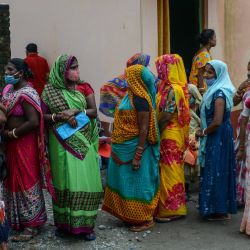 Las mujeres hacen cola para inocularse la vacuna contra el coronavirus Covishield Covid-19 en un campamento de vacunación gratuito en Siliguri. | Foto:Diptendu Dutta / AFP
