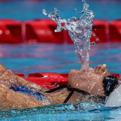 La mexicana Fabiola Ramírez escupe un poco de agua durante una eliminatoria en la prueba de natación femenina de 100 metros espalda en los Juegos Paralímpicos de Tokio 2020 en el Centro Acuático de Tokio. | Foto:Yasuyoshi Chiba / AFP