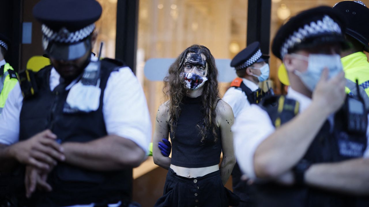 Agentes de policía detienen a un activista climático del grupo Extinction Rebellion frente a la tienda Selfridges en el centro de Londres, donde el grupo se manifestó contra el uso de combustibles fósiles. | Foto:Tolga Akmen / AFP