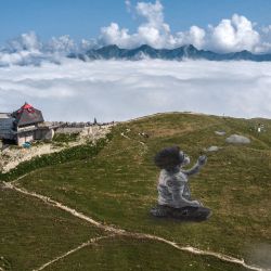 Una foto de área tomada en la cima de la montaña Moleson, en los Prealpes suizos, con vistas a la región de Gruyeres, muestra un fresco gigante de land art del artista francés Guillaume Legros, conocido como Saype, titulado:  | Foto:Fabrice Coffrini / AFP
