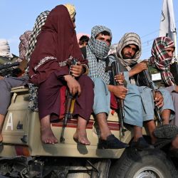 Combatientes talibanes en un vehículo patrullan las calles de Kabul, los talibanes han impuesto una cierta sensación de calma en una ciudad que durante mucho tiempo se ha visto empañada por la delincuencia violenta, con sus fuerzas armadas patrullando las calles y ocupando los puestos de control. | Foto:Wakil Kohsar / AFP