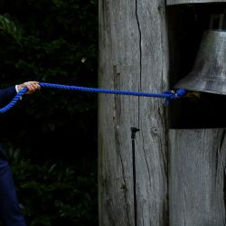 El presidente francés Emmanuel Macron toca La Campana de la Paz mientras visita Aras an Uachtarain, la residencia oficial del presidente en Dublín. | Foto:Clodagh Kilcoyne / POOL / AFP