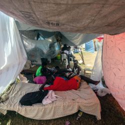 La gente se reúne en un campamento para personas que perdieron su hogar durante el terremoto del 14 de agosto en Les Cayes, Haití. | Foto:Richard Pierrin / AFP