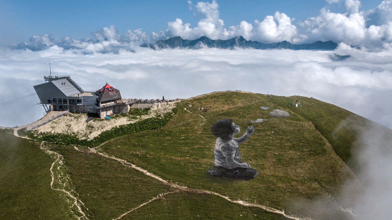 Una foto de área tomada en la cima de la montaña Moleson, en los Prealpes suizos, con vistas a la región de Gruyeres, muestra un fresco gigante de land art del artista francés Guillaume Legros, conocido como Saype, titulado:  | Foto:Fabrice Coffrini / AFP