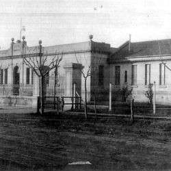 Los primeros edificios públicos.
