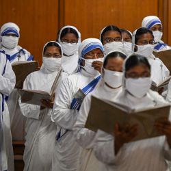 Monjas de las Misioneras de la Caridad asisten a una oración especial para conmemorar el 111º aniversario del nacimiento de la Madre Teresa, cerca de su tumba en la Casa de la Madre en Calcuta. | Foto:Dibyangshu Sarkar / AFP