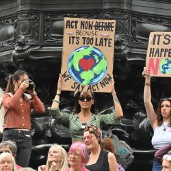 Activistas climáticos del grupo Extinction Rebellion se reúnen en Piccadilly Circus, en el centro de Londres, para manifestarse durante la serie de acciones del grupo  | Foto:Justin Tallis / AFP
