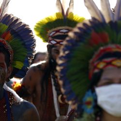 Los indígenas participas en una protesta durante el primer día de la sentencia de demarcación de tierras indígenas del Tribunal Supremo en Brasilia, Brasil. | Foto:Xinhua / Lucio Tavora