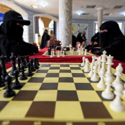 Mujeres participan en un campeonato local de ajedrez en Sanaa, la capital de Yemen. | Foto:Mohammed Huwais / AFP
