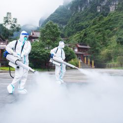 Trabajadores realizan trabajos de desinfección en preparación para la reapertura del punto escénico de la montaña Tianmen, en Zhangjiajie, provincia de Hunan, en el centro de China. | Foto:Xinhua / Chen Sihan