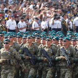 Militares ucranianos marchan durante el desfile militar del Día de la Independencia en Kiev. | Foto:Anatolii Stepanov / AFP