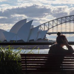 Una mujer descansa cerca de la Opera de Sídney, en Sídney, Australia. Australia ha reportado más de 1.000 nuevos casos de la COVID-19 por primera vez desde el inicio de la pandemia. | Foto:Xinhua / Hu Jingchen