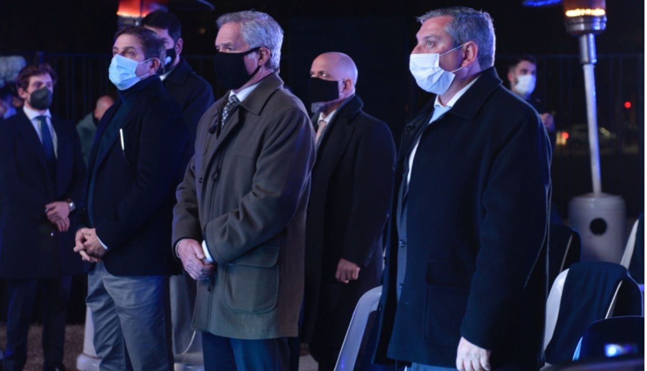 Felipe Solá (izq.) y el embajador uruguayo Carlos Enciso Christiansen, en los 196 años de la Independencia de Uruguay, en el Planetario.