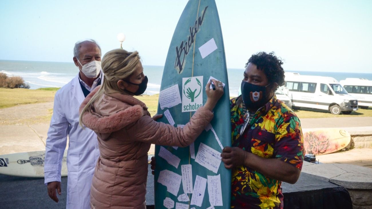 Fabiola Yañez inauguró un espacio para la inclusión de los jóvenes a través del surf, el juego y el arte junto a Scholas Occurrentes.