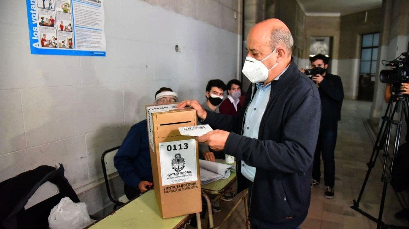 El vicegobernador Gustavo Canteros, al momento de cumplir con su voto en Corrientes.