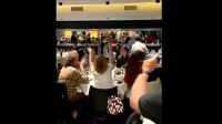Ginés González García, en el escrache sufrido en un restaurante de Puerto Madero.