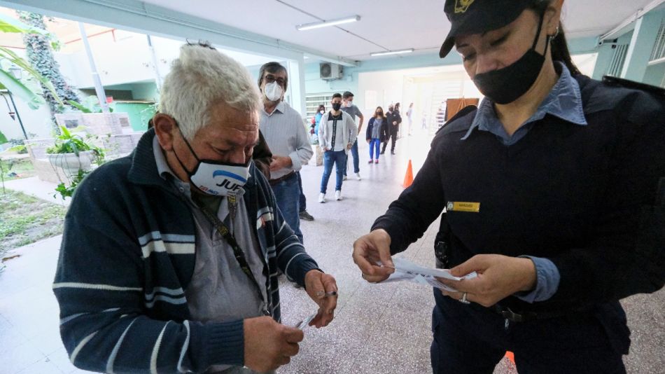 Aunque algunas mesas abrieron con demora, las elecciones se desarrollan con normalidad en Corrientes.