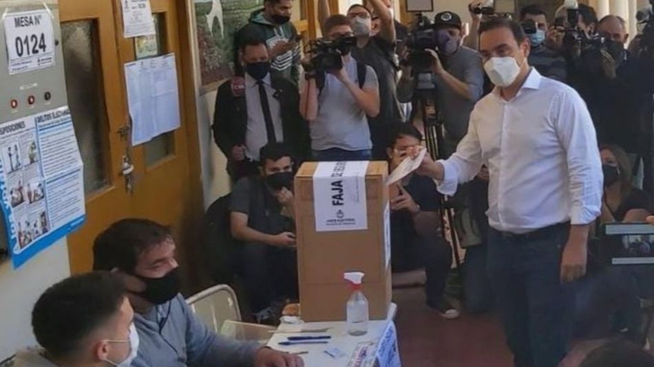 El gobernador Gustavo Valdés, votando este domingo en Corrientes.