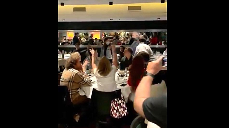 Ginés González García, en el escrache sufrido en un restaurante de Puerto Madero.