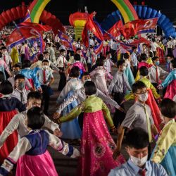Estudiantes participan en un evento de baile y fuegos artificiales para celebrar el  | Foto:Kim Won Jin / AFP