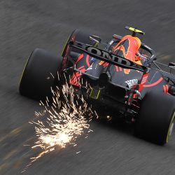 El piloto mexicano de Red Bull, Sergio Pérez, conduce durante la segunda sesión de entrenamientos del Gran Premio de Bélgica de Fórmula Uno en el circuito de Spa-Francorchamps en Spa. | Foto:John Thys / AFP
