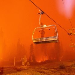 Las llamas rodean un telesilla en Sierra-at-Tahoe Resort, una zona de esquí, durante el incendio de Caldor en Twin Bridges, California. | Foto:Josh Edelson / AFP
