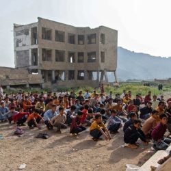 Estudiantes yemeníes asisten a clase en su complejo escolar destruido en el primer día del nuevo año académico en la tercera ciudad del país, Taez. | Foto:Ahmad AL-Basha / AFP