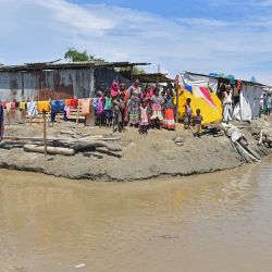 Los aldeanos se refugian en terrenos más altos en una zona afectada por las inundaciones del distrito de Morigaon, en el estado indio de Assam. | Foto:Biju Boro / AFP