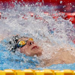 Robert Griswold, de Estados Unidos, compite en la clase S8 de natación de 100 metros espalda masculina durante los Juegos Paralímpicos de Tokio 2020 en el Centro Acuático de Tokio. | Foto:Behrouz Mehri / AFP