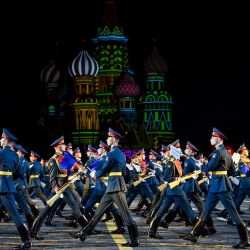 Los participantes actúan durante la ceremonia de apertura del Festival Internacional Militar y Musical de la Torre Spasskaya en la Plaza Roja de Moscú. - El festival durará hasta el 5 de septiembre. | Foto:Kirill Kudryavtsev / AFP