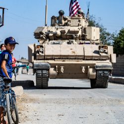 Soldados estadounidenses patrullan en el pueblo sirio de Jawadiyah, en la provincia nororiental de Hasakeh, cerca de la frontera con Turquía. | Foto:Delil Souleiman / AFP