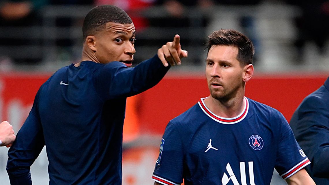 Paris Saint-Germain's French forward Kylian Mbappé talks to Paris Saint-Germain's Argentine forward Lionel Messi at the end of the French L1 football match between Stade de Reims and Paris Saint-Germain at Auguste Delaune Stadium in Reims on August 29, 2021. 