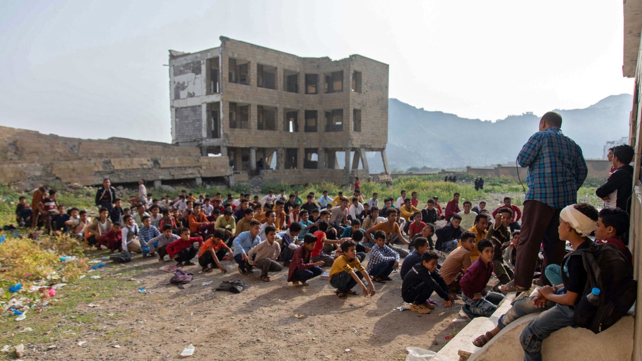 Estudiantes yemeníes asisten a clase en su complejo escolar destruido en el primer día del nuevo año académico en la tercera ciudad del país, Taez. | Foto:Ahmad AL-Basha / AFP