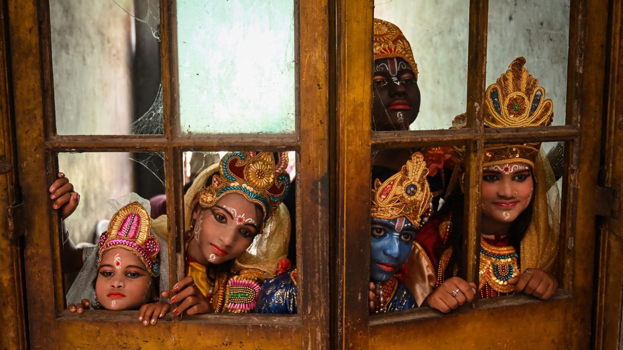 Artistas vestidos con trajes de la deidad hindú Lord Krishna y sus cómplices mitológicos esperan antes de actuar en el marco del festival  | Foto:Dibyangshu Sarkar / AFP